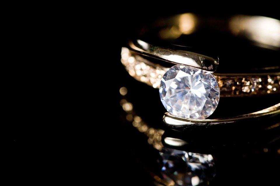 El mejor anillo ondulado de diamantes a la venta.